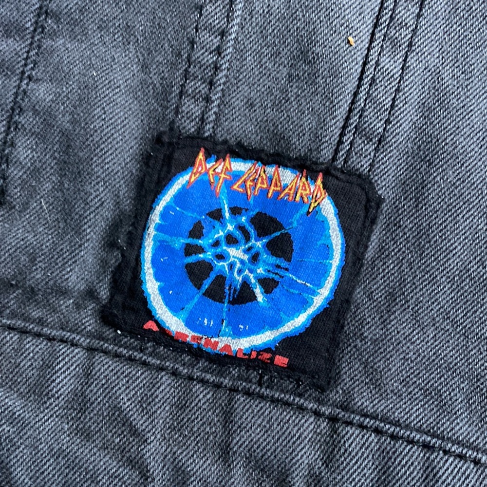 NEW Def Leppard Faded Black Junkfood Jean Patch Long Sleeve Jacket S But… - Picture 6 of 10